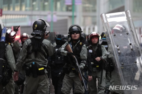 홍콩 '준전시' 방불…이공대 바리케이트·지하철 다수역 폐쇄