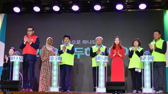 함영주 하나금융그룹 부회장과 박승 하나금융그룹 사회공헌위원장 등 '2019 모두하나데이 캠페인' 참석자들이 11일 서울 을지로 KEB하나은행에서 축하 세레모니를 하고 있다. 사진=서동일 기자