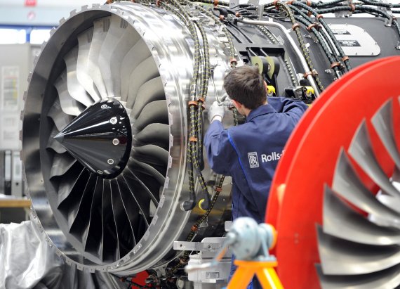 영국 더비 롤스로이스 생산공장에서 생산직원이 항공기용 제트 엔진을 조립하고 있다. 사진=롤스로이스 제공