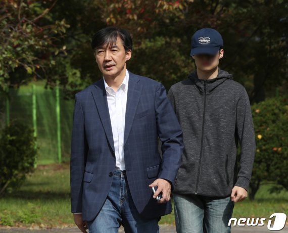 조국 전 법무부 장관과 아들이 지난 10월24일 오전 경기 의왕시 서울구치소를 나서고 있다. News1 신웅수 기자
