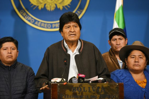 에보 모랄레스 볼리비아 대통령이 10일(현지시간) 볼리비아 엘 알토시에서 기자회견을 하고 있다. 모랄레스 대통령은 이날 미주기구가 볼리비아 대선 과정에서 부정 행위가 발견됐다는 감사 결과를 발표하자 재선거를 치르겠다고 밝힌뒤 국영 TV를 통해 퇴임 의사를 공식적으로 밝혔다. 신화 뉴시스