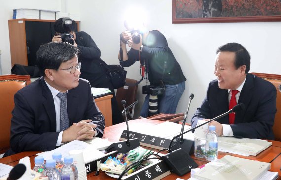 11일 국회에서 열린 예산결산특별위원회 예산안조정소위원회 회의에서 김재원 소위원장(오른쪽)과 전해철 더불어민주당 간사가 얘기를 나누고 있다. 예산소위는 이날부터 가동하며 예결위는 오는 29일 전체회의를 열어 내년도 예산안을 의결할 계획이다. 사진=서동일 기자