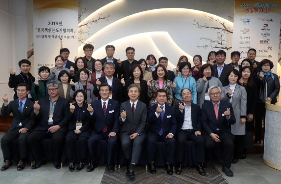 김승수 전주시장(左 5번째)/사진=전주시