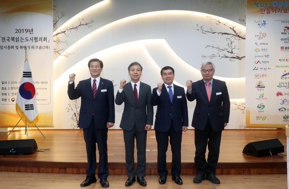 김승수 전주시장(左 2번째)/사진=전주시