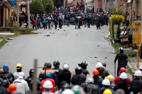 11일(현지시간) 볼리비아 라 파즈에서 에보 모랄레스 전 대통령을 지지하는 시위대와 반대하는 시위대가 대치하고 있다.로이터뉴스1