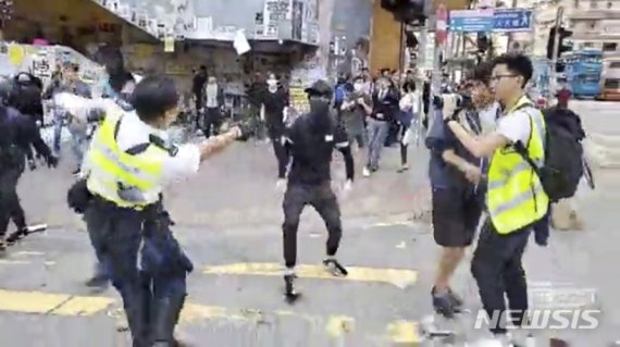 "실탄 맞은 홍콩 남성, 위중 상태지만 생명 지장없는 듯"SCMP