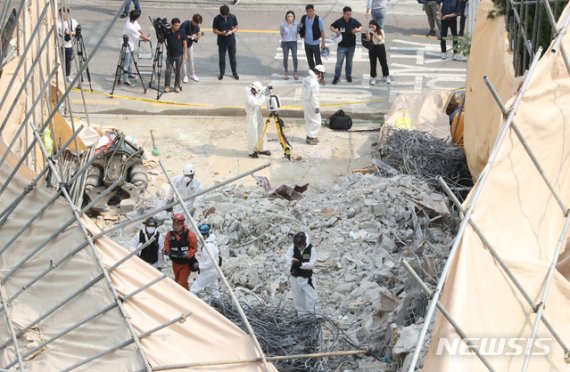 【서울=뉴시스】 전진환 기자 = 5일 오후 서울 서초구 잠원동의 건물 붕괴 사고 현장에서 경찰, 소방 등 관계기관이 현장 감식을 진행하고 있다. 전날 지상 5층ㆍ지하 1층 규모의 건물이 철거 작업 중 붕괴돼 1명이 사망하고 3명이 부상하는 사고가 발생했다. 2019.07.05. (사진=뉴시스 DB)