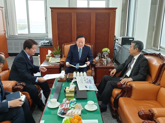 권영진 대구시장(왼쪽 첫번째)이 김재원 국회 예결위원장(가운데)을 찾아 우선 선별한 주요 사업들에 대해 설명하고 있다. 사진=대구시 제공