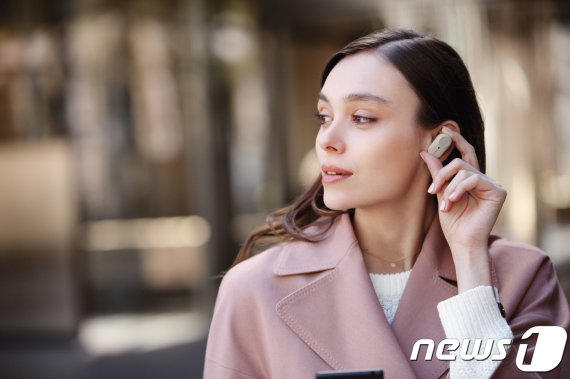 소니 노이즈캔슬링 무선 이어폰 'WF-1000XM3'를 착용한 모델(소니코리아 제공)© 뉴스1