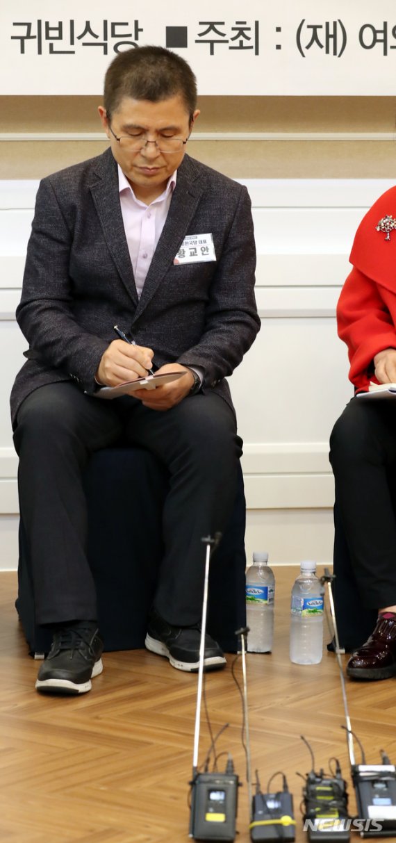 【서울=뉴시스】김명원 기자 = 황교안 자유한국당 대표가 11일 오후 서울 여의도 국회에서 열린 민생현장 소상공인 초청 토크콘서트<문재인 정권 전반기, 민생 경제 성적표는?>에 참석해 이야기를 경청하며 메모하고 있다. 2019.11.11. kmx1105@newsis.com