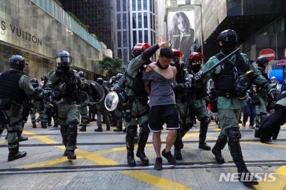 【홍콩=AP/뉴시스】11일 홍콩 시위대 참가자가 출근길 열차와 도로 방해 시위를 벌이던 중 홍콩 경찰에 체포되고 있다. 2019.11.11.