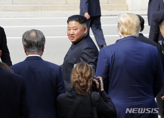 도날드 트럼프 미국 대통령이 2019년 6월 30일 판문점 공동경비구역(JSA)에서 북미회동을 마치고 김정은 북한 국무위원장을 배웅하고 있다. 뉴시스