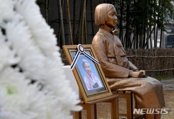 지난 3월 4일 전남 담양군 평화의소녀상 앞에서 고(故) 곽예남 할머니에 대한 추모제가 열리고 있다./사진=뉴시스