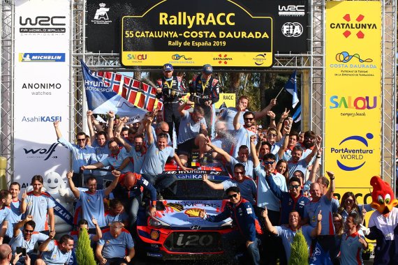 현대 월드랠리팀이 2019 WRC의 13번째 대회인 스페인 랠리에서 종합우승을 확정 짓고 환호하고 있다. 현대차 제공.