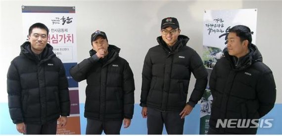 【서울=뉴시스】육군 22사단 장병들이 지난 11일 새로 보급받은 패딩형 동계점퍼를 입고 기념촬영을 하고 있다. 2019.11.13. (사진=국방부 제공) photo@newsis.com