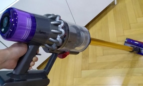 무게감이 느껴지는 데다 안쪽 버튼을 누르고 있어야만 작동하기에 손목 하중이 더 가는 편이다.