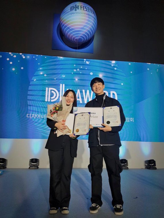 동서대 김수빈, 진영주(왼쪽부터) 학생이 '제54회 대한민국디자인전람회'에서 수상한 후 기념촬영을 하고 있다.