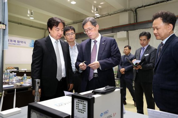 정재훈 한국수력원자력 사장(앞줄 왼쪽 두번째)이 13일 경기도 수원에 있는 부품·장비업체인 엠앤디와 양사간 '방화댐퍼 작동 시험장비 국산화 개발'을 위한 협약을 체결한 후 공장을 둘러보고 있다. 한수원 제공