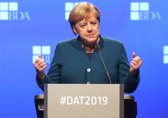 앙겔라 메르켈 독일 총리가 12일(현지시간) 독일 베를린에서 열린 독일고용주협회 콘퍼런스에 참석해 연설하고 있다. AP뉴시스