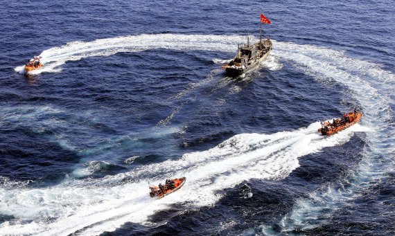 서해5도특별경비단의 고속단정이 불법조업 외국어선을 단속하는 훈련을 하고 있다. 서특단은 대형 3척, 중형 7척, 방탄정 3척 등 총 13척의 단속선박을 보유하고 있다.