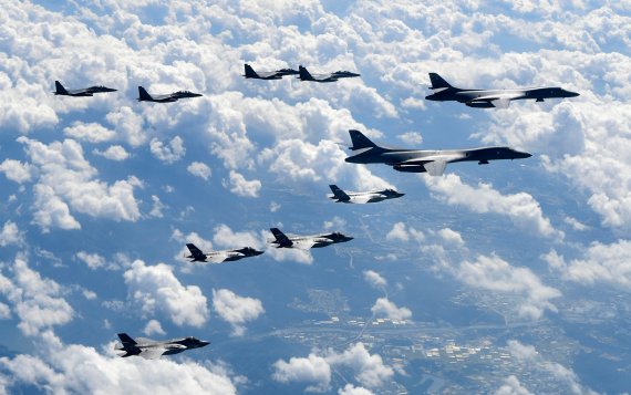 FILE - In this Sept. 18, 2017, file photo provided by South Korea Defense Ministry, U.S. Air Force B-1B bombers, F-35B stealth fighter jets and South Korean F-15K fighter jets fly over the Korean Peninsula during joint drills. (South Korea Defense Ministry via AP, File) /뉴시스/AP /사진=