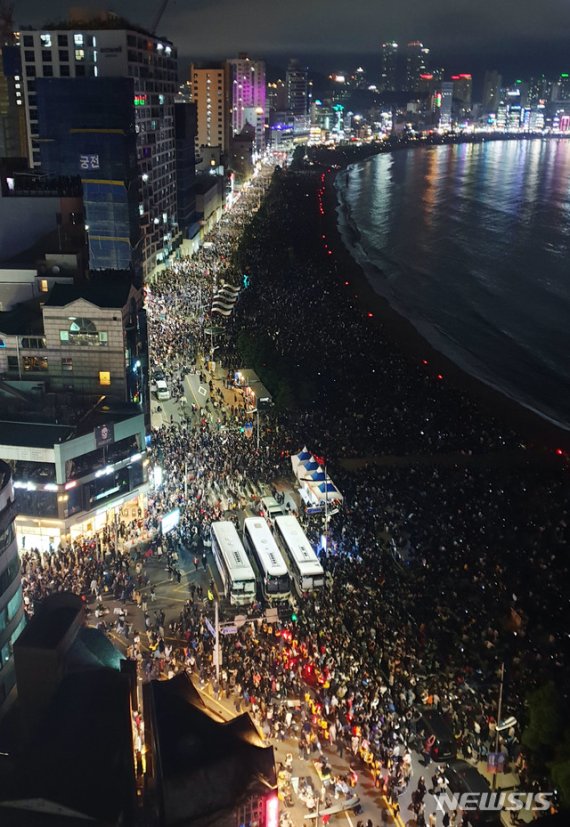 【부산=뉴시스】부산 수영구 광안리 해수욕장 앞바다. (사진=부산경찰청 제공). 2019.11.02.photo@newsis.com /사진=뉴시스