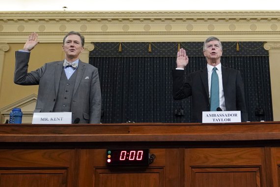 Career Foreign Service officer George Kent and top U.S. diplomat in Ukraine William Taylor, right, are sworn in to testify during the first public impeachment hearing of the House Intelligence Committee on Capitol Hill, Wednesday Nov. 13, 2019, in Washington. (Joshua Roberts/Pool via AP) /뉴시스/AP /사진