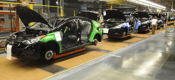 FILE - In this Jan. 27, 2011, file photo, a Hyundai Elantra, left, and Hyundai Sonatas move down the assembly line in the Hyundai manufacturing plant in Montgomery, Ala. (Mickey Welsh/Montgomery Advertiser via AP) /뉴시스/AP /사진=
