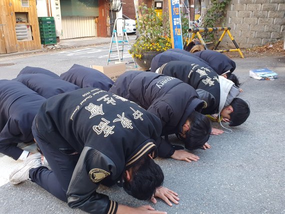 "수능 대박 가자고" 한파 뚫은 후배 응원전… 부모는 "내가 더 떨려"(종합)