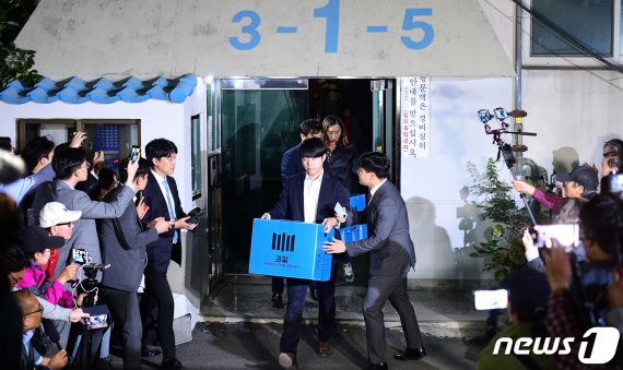 검찰 관계자들이 23일 서울 서초구 방배동 조국 전 법무부 장관의 자택에서 압수물품 상자를 들고 차량으로 향하고 있다. 2019.9.23/뉴스1 © News1 이승배 기자