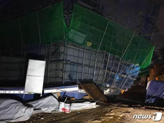 13일 오후 5시34분께 경기 의왕시 덕성초등학교 내 교사동 증축공사 현장에 설치 된 가설물이 갑작스런 둘풍을 이기지 못해 일부 붕괴되는 사고가 났다.(경기도소방재난본부 제공)© 뉴스1