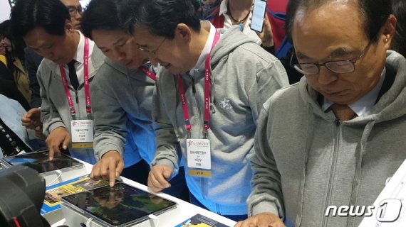 권영식 넷마블 대표(왼쪽에서 두번째)가 박양우 문화체육관광부 장관(왼쪽에서 세번째)에게 자사의 게임을 소개하고 있다. © 뉴스1 박병진 기자