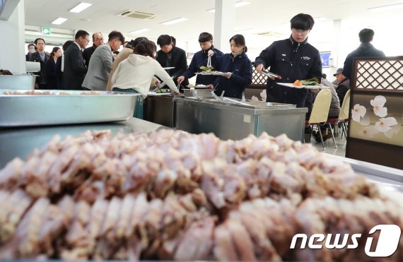 경남 함양군이 한돈 소비촉진을 위한 시식회를 열었다. (함양군 제공)© 뉴스1