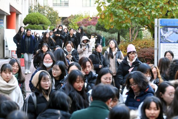 14일 서울 여의도여자고등학교에서 '2020학년도 대학수학능력 시험'을 마친 수험생들이 밝은 표정으로 교정을 나서고 있다. 사진=서동일 기자