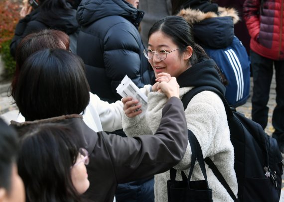 14일 서울 여의도여자고등학교에서 '2020학년도 대학수학능력 시험'을 마친 수험생들이 밝은 표정으로 가족들과 포옹하고 있다. 사진=서동일 기자
