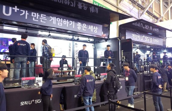 LG전자 모델들이 부산 벡스코에서 열리는 '지스타(G-STAR) 2019' 행사장에서 LG 울트라기어 모니터와 노트북 등을 소개하고 있다.