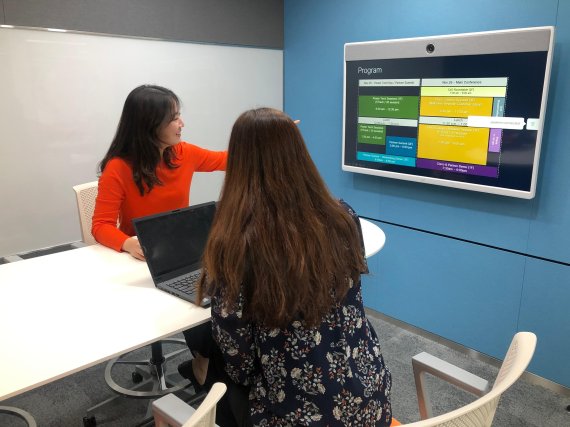 서울 영동대로 아셈타워에 있는 시스코시스템즈코리아 사무실의 허들룸에서 시스코 직원들이 웹엑스 솔루션을 이용해 회의하고 있다.