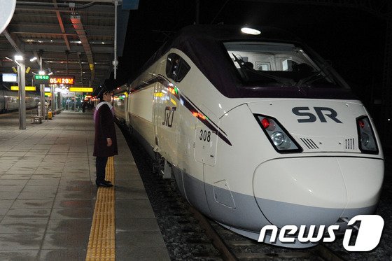 SR은 2020학년도 대학수학능력시험을 치른 수험생을 대상으로 SRT 운임을 30% 할인해준다고 14일 밝혔다. 광주 광산구 송정역에서 서울 수서행 SRT 열차가 출발 준비를 하고 있다.뉴스1