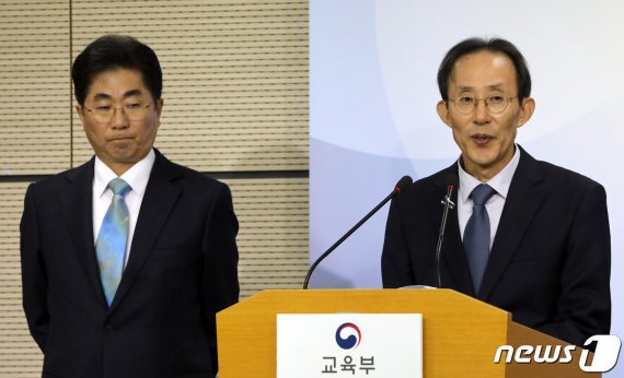 심봉섭 수능출제위원장이 14일 정부세종청사 교육부 브리핑실에서 2020학년도 수능 출제경향 브리핑을 하고 있다. 왼쪽은 성기선 한국교육과정평가원장. 2019.11.14/뉴스1 © News1 장수영 기자