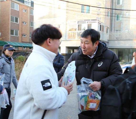 박성남 연천부군수(오른쪽) 수능 수험생 ‘현장격려’. 사진제공=연천군