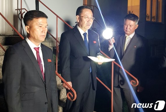 김명길 북한 외무성 순회대사(가운데) © 로이터=뉴스1