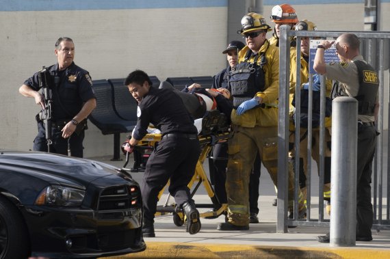 Emergency personnel remove an injured person following a shooting at Saugus High School, Thursday, Nov. 14, 2015 in Santa Clarita, Calif. (David Crane/The Orange County Register via AP) /뉴시스/AP /사진=