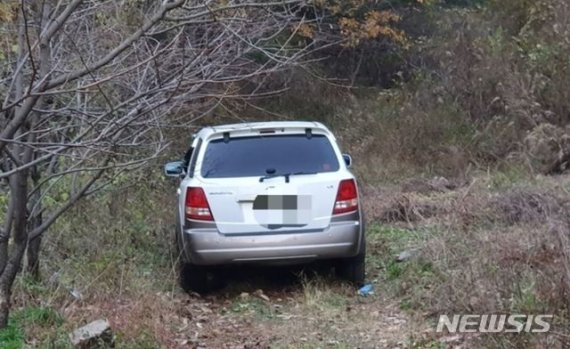 【청도=뉴시스】 강병서 기자=청도 야산에서 발견된 SUV차량