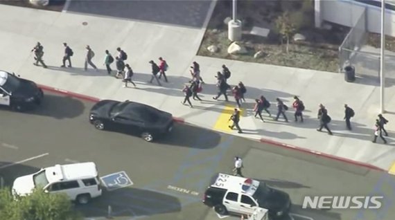 【샌타클래리타=AP/뉴시스】미 캘리포티아 샌타클래리타 소재 서거스 고등학교에서 14일(현지시간) 총격 사건이 발생해 최소 2명이 숨지고 3명이 부상을 입었다. 학생들이 현장에서 대피하고 있다. 2019.11.15.