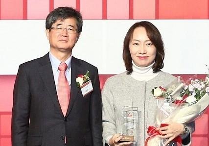 김기화 한국맥도날드 상무(오른쪽)가 ’2019올해의 일자리 대상’을 수상하고 있다. 맥도날드 제공
