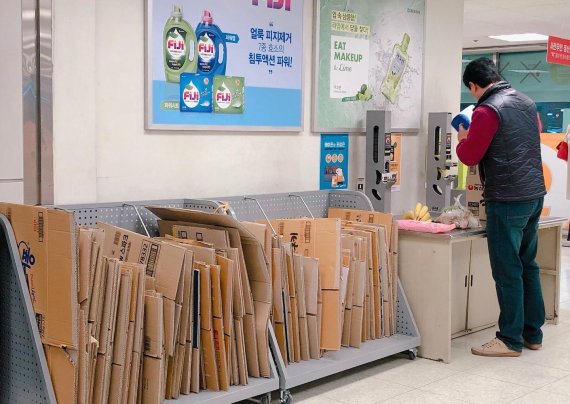 지난 14일 서울 강서구 소재 한 대형마트에서 고객이 구매한 과일 등을 종이박스에 담고 있다. /사진=김문희 기자
