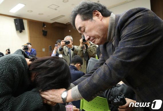 이낙연 총리가 9일 달성군 강서소방서에서 독도 헬기사고 실종자 가족들을 만나 위로하고 있다. 공정식 기자