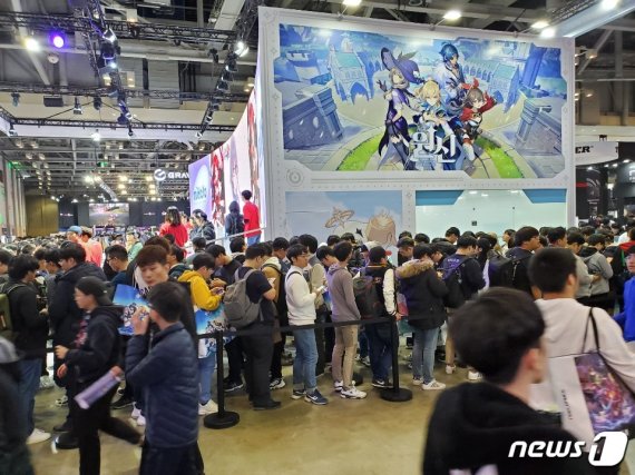 국제게임전시회 '지스타(G-STAR)' 를 찾은 관람객들이 중국계 게임사 '미호요'의 신작을 보기 위해 줄을 서고 있다. © 뉴스1