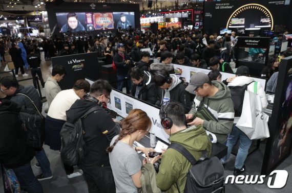국제게임전시회 '지스타(G-STAR)' LG전자 부스를 찾은 관람객들이 LG 듀얼 스크린으로 게임을 즐기고 있다.