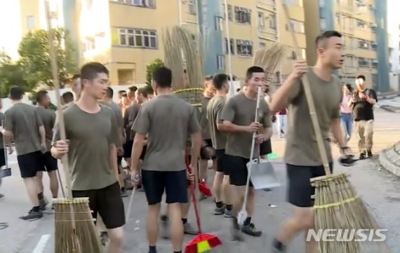 홍콩 도로 청소 나선 중국軍.. 자발적 행동